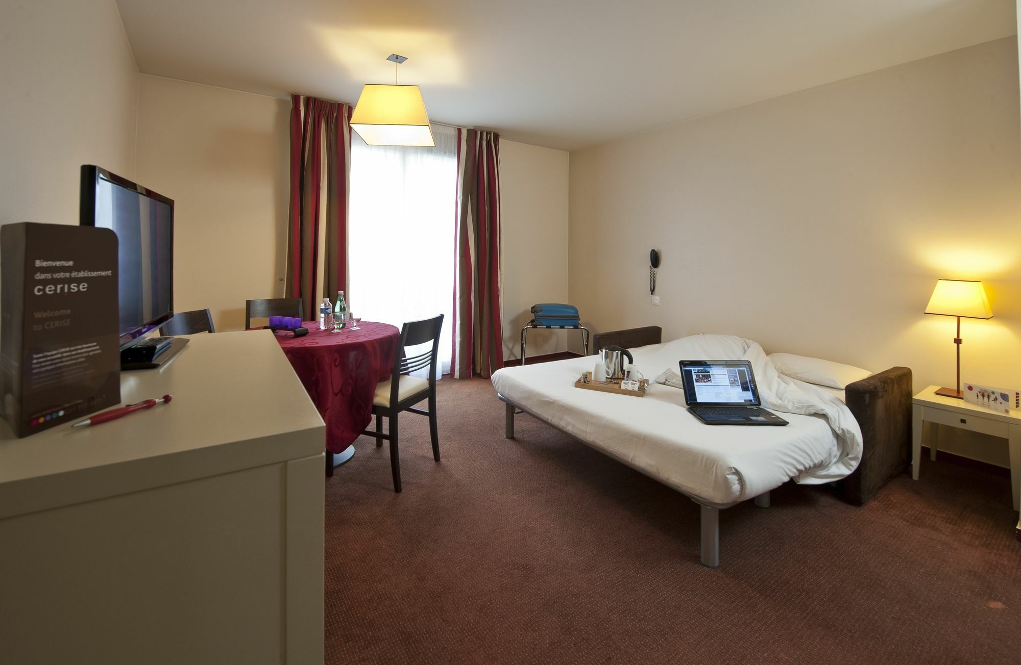 Hotel Cerise Chatou Exterior foto